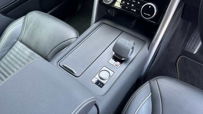 Land Rover Discovery 3.0 D300 Dynamic SE 5dr Auto Diesel Station Wagon